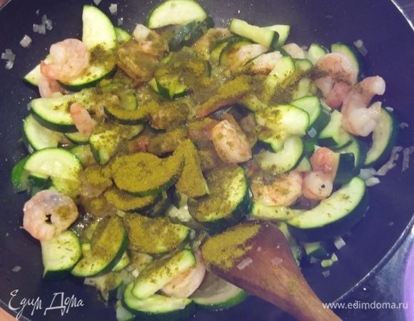 Добавить 1 ст. л. порошка карри (у меня карри с кизой, но подойдет любой вариант карри в порошке), размешать. 