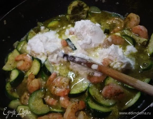 Добавить кокосовое молоко (у меня с пониженной жирностью), размешать. Отобрать немного соуса и развести в нем крахмал. Вылить в карри и довести до кипения. Уменьшить огонь и тушить 5 минут. 