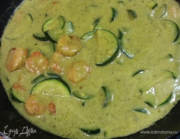 Карри посолить, поперчить и добавить щепотку острого перца чили. Блюдо готово. 