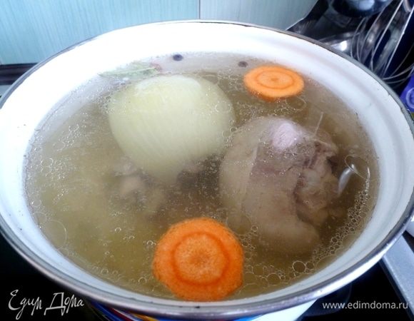 Сначала сварим бульон из голени индейки. Для удобства я ее разрубила пополам. Луковка, морковка, душистый перец — обязательные ингредиенты для бульона. Когда закипит, снимем пену, уменьшим огонь до минимума и варим 1–1,5 часа. 