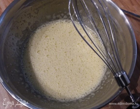 Крупные яйца взбить миксером, постепенно добавляя сахар, в пышную пену. Не переставая взбивать, ввести растопленное и остывшее сливочное масло. Муку смешать с разрыхлителем, ванильным порошком и щепоткой соли и вмешать в яичную смесь. 