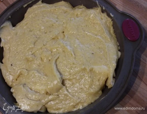 Форму 20 × 20 см выстелить пергаментом. Выложить в форму половину теста, на тесто — половину яблок, добавить половину изюма, посыпать орехово-сахарной смесью. Затем выложить вторую половину теста.