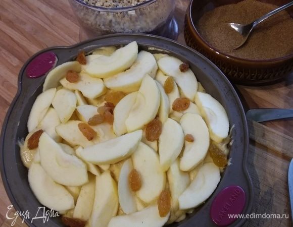 Выложить дольки яблок, изюм. 