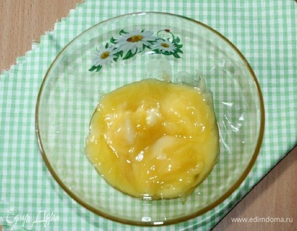 Перекладываем жидкий мед в большую миску.