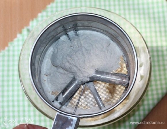 Смешиваем муку с разрыхлителем, ванилином, пряностями (корица, имбирь, кориандр и мускатный орех или цедра) и просеиваем в миску с медом, перемешиваем. Вымешиваем тесто до однородного состояния.