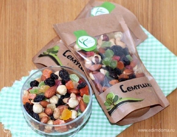 Изюм ТМ «Семушка» промываем и заливаем горячей водой. Ставим миску в сторону на 5 минут. Затем воду сливаем, изюм сушим бумажным полотенцем. Обсушенный изюм обваливаем в муке.
Орехи (миндаль или арахис) ТМ «Семушка» обжариваем на сухой сковороде. По желанию можно измельчить. Величина помола по вашему вкусу.