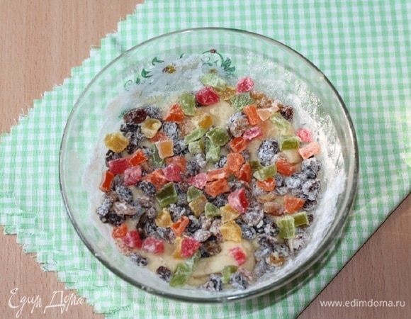 В медовое тесто вмешиваем обжаренные орешки, изюм и цукаты. Тесто должно быть густое и не липнуть к рукам.