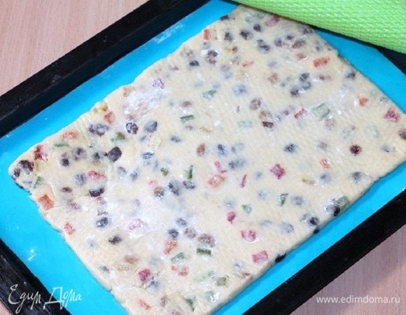 Застилаем противень пекарской бумагой или силиконовым ковриком. Не смазываем маслом. Раскладываем тесто на поверхности формы в пласт толщиной около 1 см сначала руками, а затем выравниваем скалкой.
Выпекаем печенье в разогретой до 180°С духовке, 12-15 минут, не дольше, не пересушите печенье.