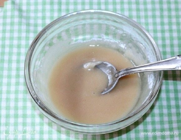 Приготовим глазурь. Для глазури нужен кирш, у меня ром. Перемешиваем ром с сахарной пудрой, добавляя ее небольшими порциями, пока не получится густая масса. Для небольшой кислинки, я от себя добавила лимонный сок (1-2 ст. л.), но это по желанию.