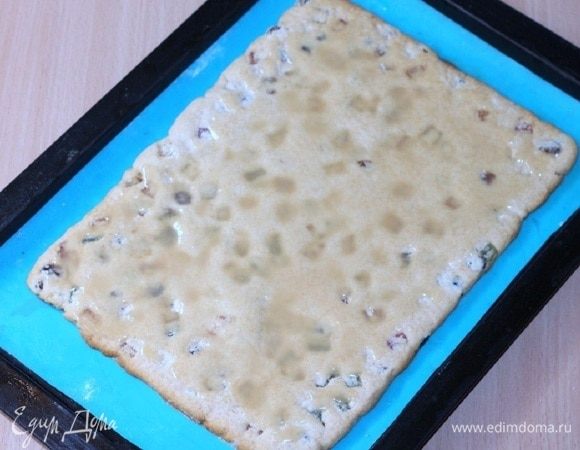 Достаем горячий, немного зарумянившийся, но не пересохший корж и наносим на поверхность глазурь. Даем время застыть глазури.