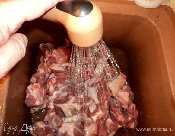 Мясо хорошенько промыли (у нас тут барашек, но один в один бывала и говядина — главное, чтобы были кусочки и просто мясные, и с косточками, голяшки).