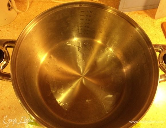 Кастрюлю берем не высокую но широкую, и ручки такие, чтобы в духовку можно было ее.