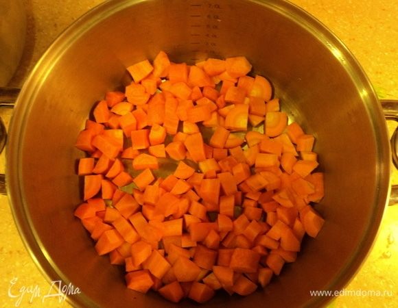 Укладываем всю морковь на дно, выстилаем так сказать подушку.