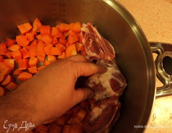 Укладываем на подушку морковную куски мяса (в полкулака, плотненько достаточно).