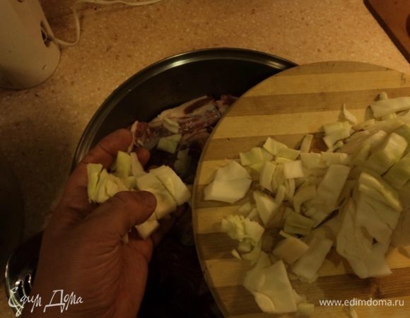 Шинкуем ее крупненько.