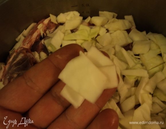 И укладываем подушкой на первый слой мяса.