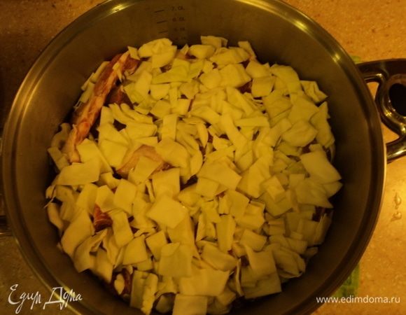 Застелили капустой весь первый слой мяса.