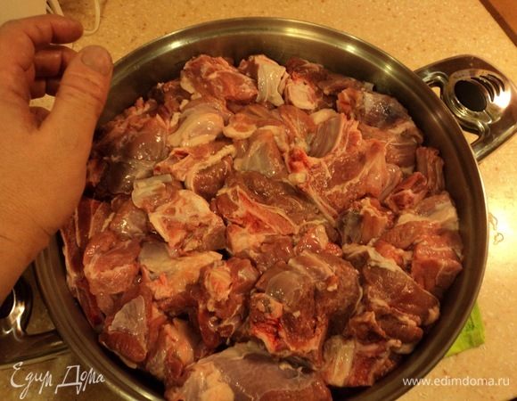 Кастрюлька с двумя слоями мяса на морковной и капустной подушке — готова!