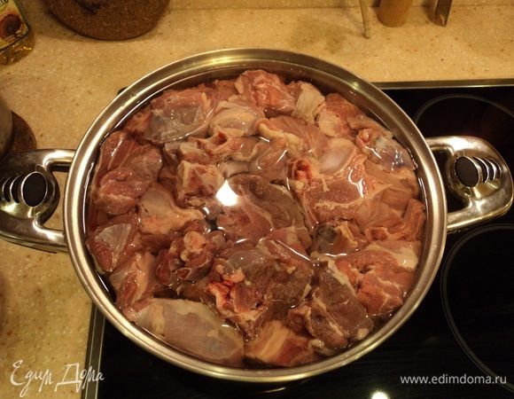 Ждем пока закипит. В процессе пенку снимаем, тщательно снимаем.