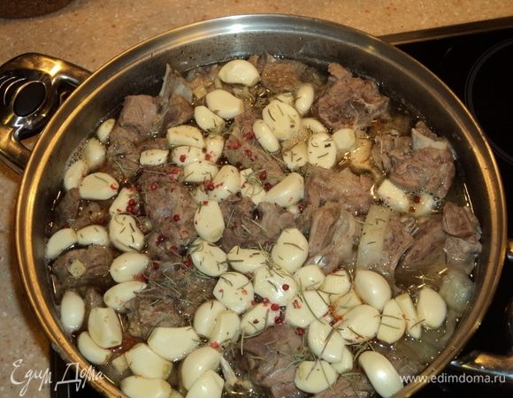 Вот как только-только закипело, сразу (СРАЗУ!) огонек убавляем на самый-самый маленький, чтобы «только бульк-бульк» или даже один «бульк». :)
Пенку, если еще осталась, доснимем тщательно.
И вот тут — соль, свежедавленый черный перец. Можно и все.
А можно — розмарин, красный перец горошком, любители зиры потереть ее в ступе (чтобы аромат пустила) и туда же. Для «эксклюзива» можно палочку корицы и/или один острый маленький перчик бросить. :)
Чуть не забыли самое главное — чеснок. Лучше если он покроет как шапкой (целые не резаные зубчики) все мясо. Не бойтесь, что его кажется много. Попробуйте один раз. Будете так всегда. :)