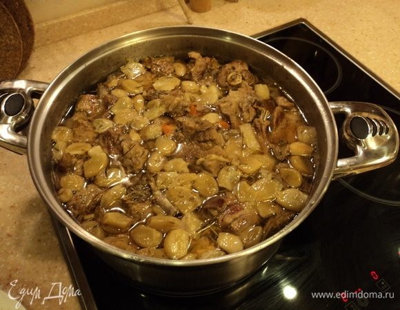 Через 3-4 часа почти готово. :)
Снимаем крышку и в предварительно нагретую сильно-сильно (220-240°С) духовку минут на 15-25.
Жидкость чуть выпарится, чесночок расплавится нежным покрывалом, мясо... Что с ним — не передать. :)