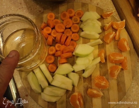 Режем все в общем-то не мелко уж очень. Мясо — очень крупными кусками.