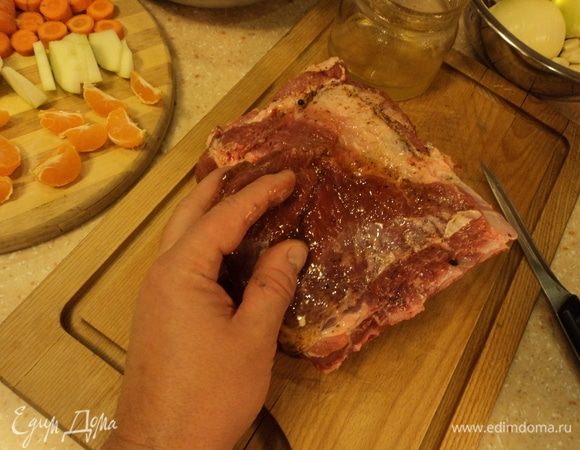 Смело все это втираем ручками в мясо.