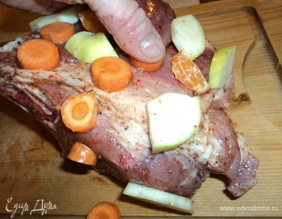 И начинаем каждый такой «липкий» кусок «обклеивать» как душе угодно, разноцветием фруктов, овощей нарезанных предварительно.