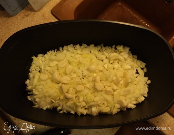 Нашинкованную капусту в чугунок на дно. Чеснок туда же.