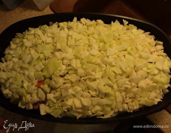 Сверху все плотненько засыпаем капустой же. Надо сказать, капуста — дает при запекании мяса удивительный соус. Ежели мясо жирней окажется, чем вы любите (или вам нравится), то такая капустная рубашка отнимет весь лишний жирок на себя, вы ее после готовности блюда просто удалите и нежнейшее не жирное мясо «у ваших ног». :)