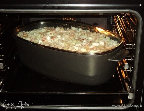 Чугунок закрыть крышкой плотненько и в духовку, часа на 3 (если свинина, говядинку подольше). Температуру я всегда для таких блюд мясных сперва большую на часок (200-240°С), потом еще пару часов на 160-170°С.