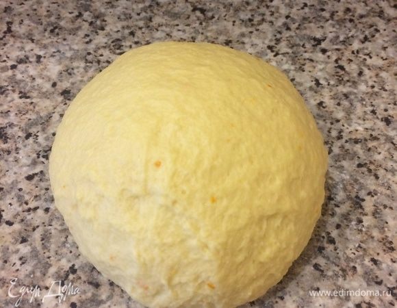 Мы должны получить очень нежное и гладкое тесто. После того, как мы хорошо вымесили тесто, нам нужно присыпать миску мукой, положить в нее тесто, затянуть пленкой и отправить в теплое место на 2 часа. Я ставлю миску с тестом в духовку под включенную лампочку, там как раз для теста идеальная температура +23+25°С.