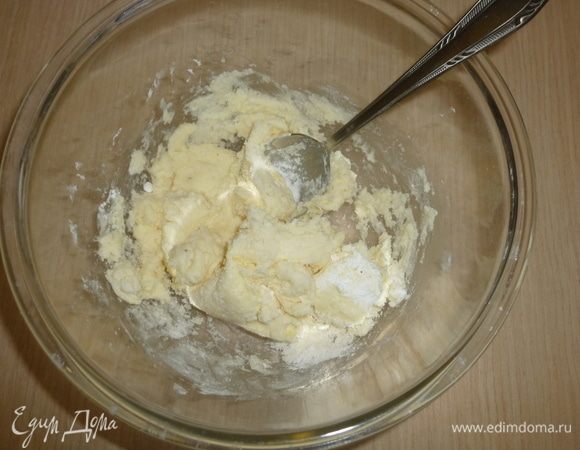Масло взбить с сахарной пудрой и ванилином.