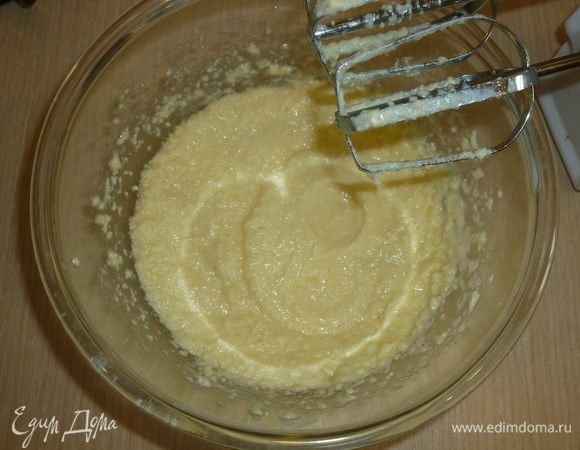 Добавить яйца, взбить. Просеять к масляной смеси муку с разрыхлителем, перемешать.