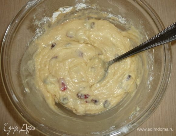 Добавить чай, сухофрукты, перемешать.