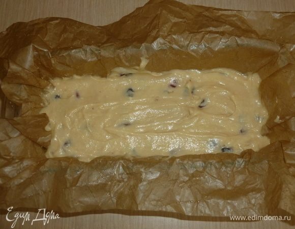 Кусок пергамента смять и смочить водой, отжать. Застелить им прямоугольную форму для хлеба. Выложить тесто. Поставить форму в духовку на 20 минут.