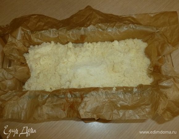 В миску высыпать муку и сахар для штрейзеля, выложить кусочек масла. Измельчить масло ножом прямо в мучной смеси, затем растереть смесь в крошку пальцами. Достать кекс из духовки, выложить сверху штрейзель и поставить кекс в духовку еще на 20 минут.