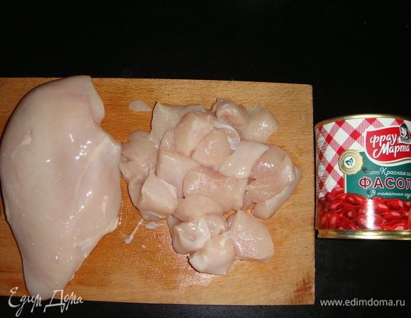 Куриное филе помыть, обсушить бумажным полотенцем и нарезать кубиками.