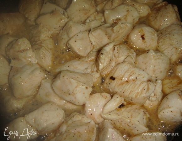 В сковороде растопить половину сливочного масла и выложить мясо. Солим и перчим его. Немного потушить его, пока филе не станет белым и выложить в два горшочка.