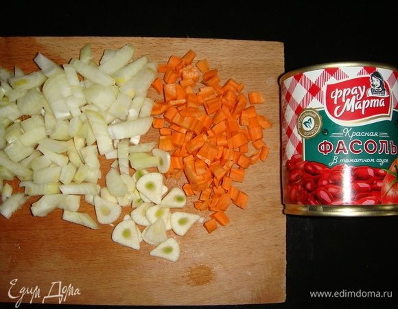 Морковь и лук нарезать кубиками, чеснок — пластинками.