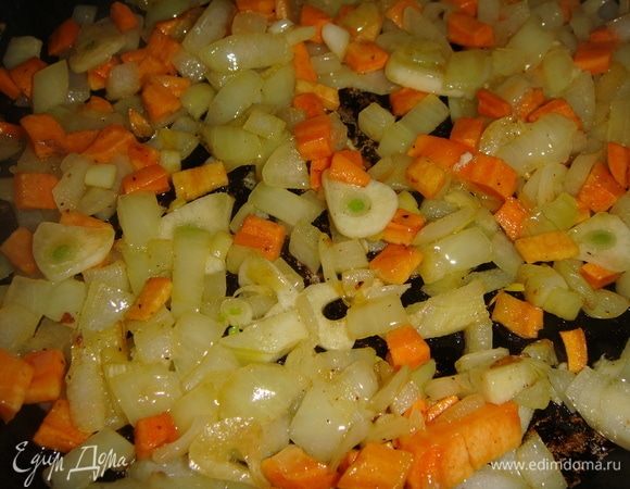 В сковороде растопить оставшееся сливочное масло и слегка обжарить овощи.