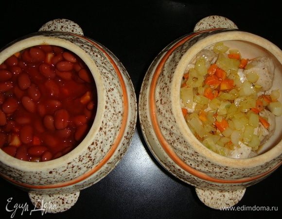 На мясо выложить овощи, затем красную фасоль ТМ «Фрау Марта» в томатном соусе вместе с соусом.