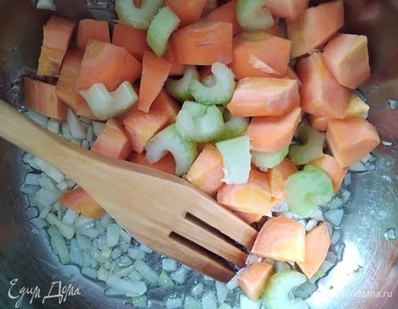 Морковь и сельдерей очистить и нарезать. Добавить в кастрюлю, перемешать.