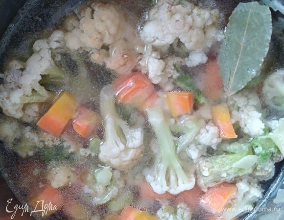 Залить куриным бульоном, добавить лавровый лист, соль, перец. Если бульон у вас соленый, соль можно не добавлять. Варить на среднем огне 40 минут.