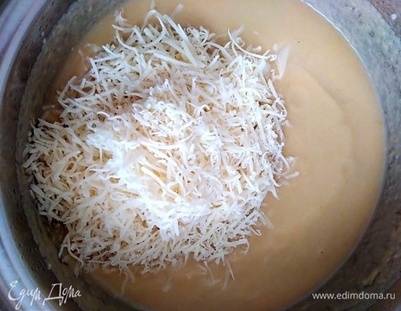 Убрать лавровый лист, взбить суп блендером. Любой твердый сыр натереть на мелкой терке и всыпать в суп, перемешать. Можно немного подогреть.