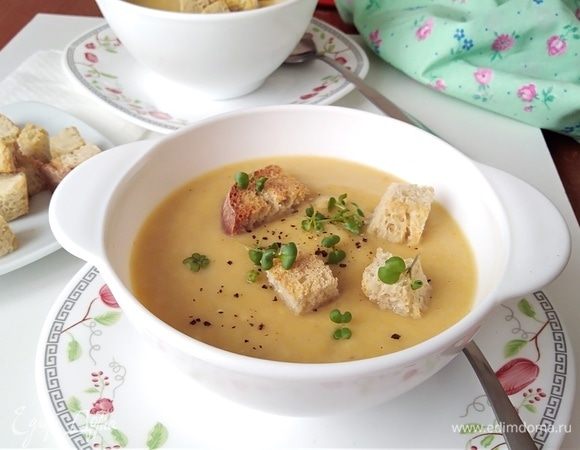 Разлить суп по тарелкам. Посыпать по вкусу перцем и зеленью. Подавать с домашними сухариками.