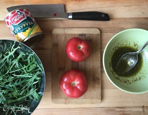 Готовлю соус: смешиваю соус песто и оливковое масло.