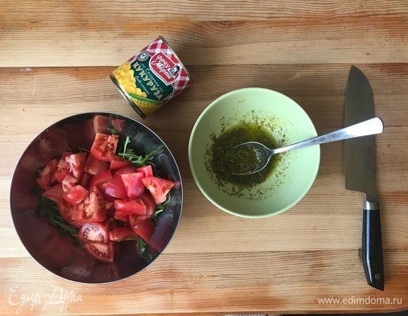 Нарезаю помидоры и отправлю к руколе.