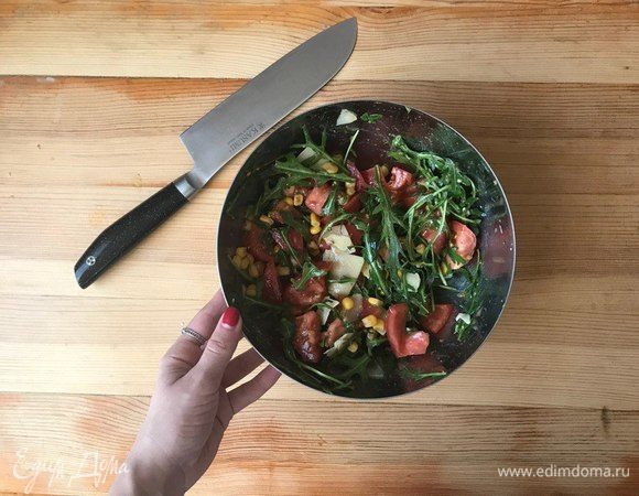 Выливаю заправку и посыпаю натертым пармезанам.