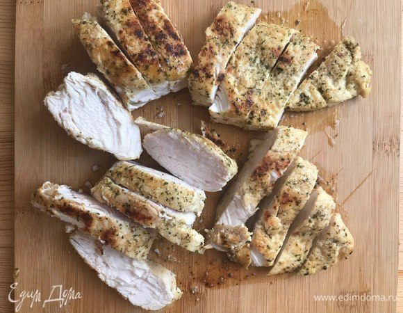 Нарезаю грудку перед подачей.